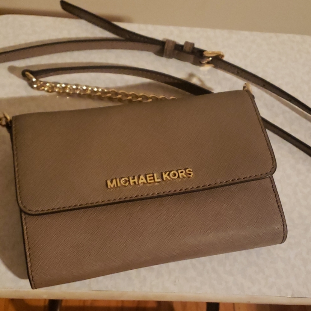Michael kors wallet crossbody